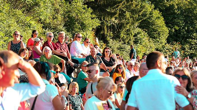 Gäste genießen gemeinsam die ausgelassene Atmosphäre bei der 80er-Jahre-Party am Eckert Beach.