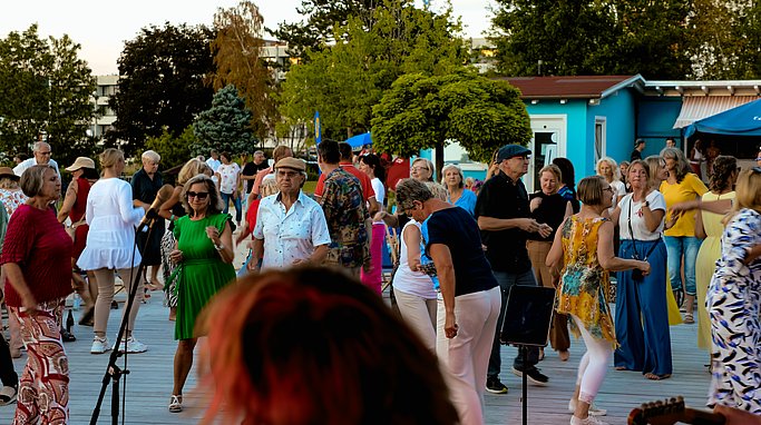 Impressionen vom zweiten Eckert Beach Event am Campus Regenstauf: Die Band Primetime Deluxe sorgt bei sommerlicher Atmosphäre für Livemusik, gute Stimmung und einen gemeinsamen Abend mit zahlreichen Gästen zugunsten von Mütter in Not e.V.